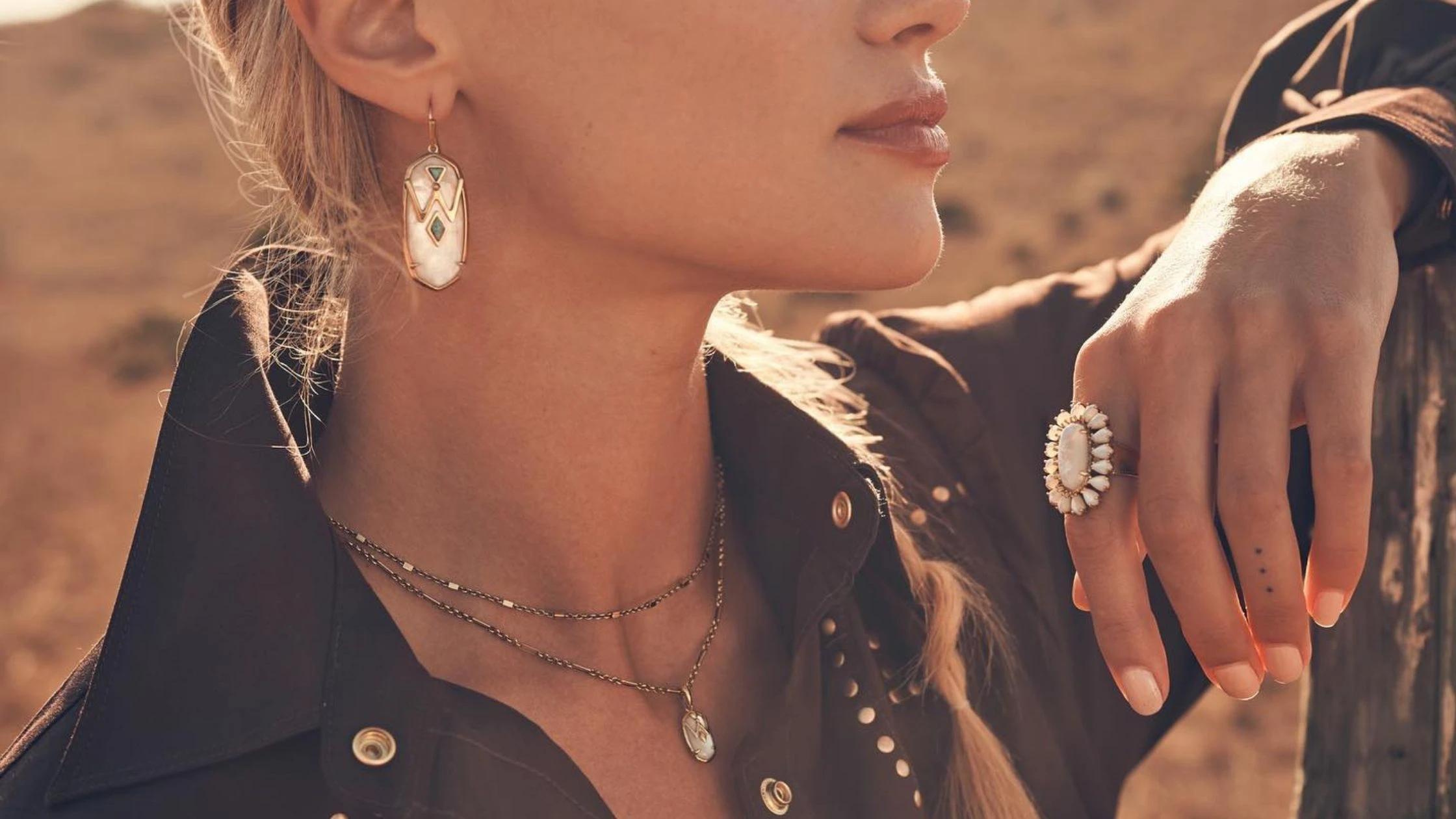 New Ways to Style Black Shirt and White Jeans for Women